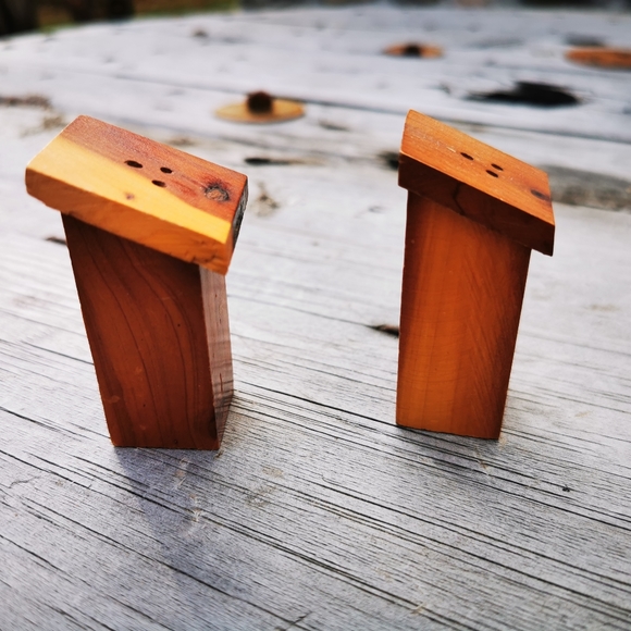 Vintage Ma and Pa Wooden Outhouse Salt and Pepper Shakers - Picture 2 of 15